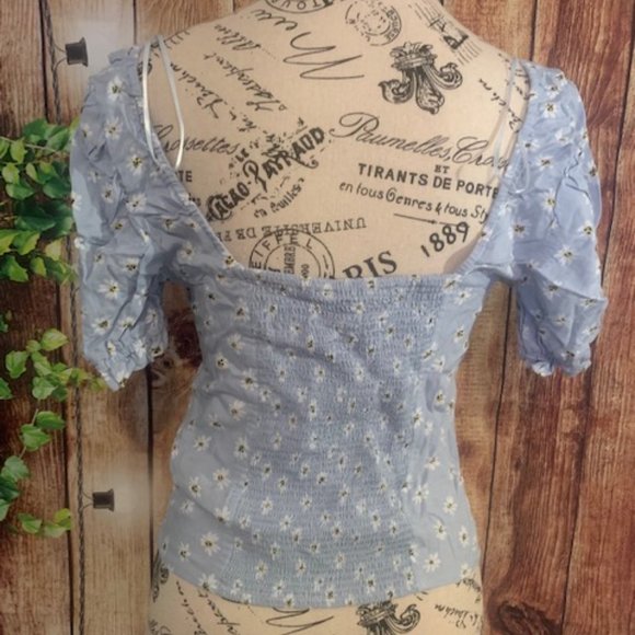 NWOT Cute blue floral crop top - Picture 2 of 6